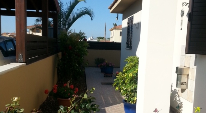 Three bedroom bungalow house for sale in Pervolia.