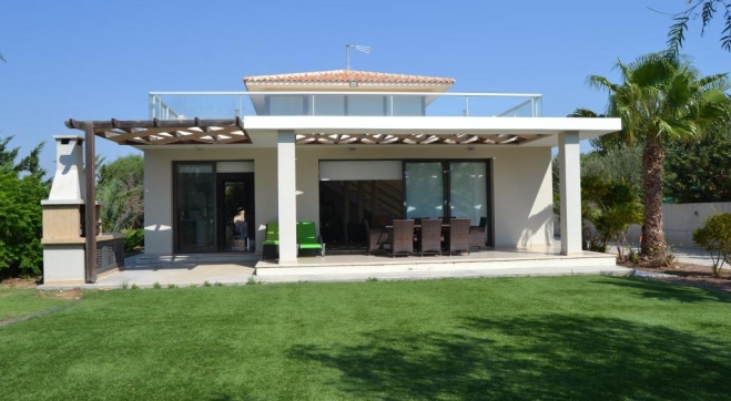 Four bedrooms detached villa is available for rent in Pervolia close to the beach!