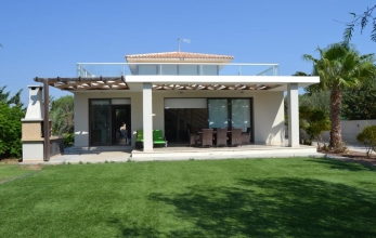 Four bedrooms detached villa is available for rent in Pervolia close to the beach!