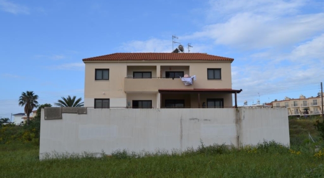 Bulding with 7 flats is for sale in Oroklini.