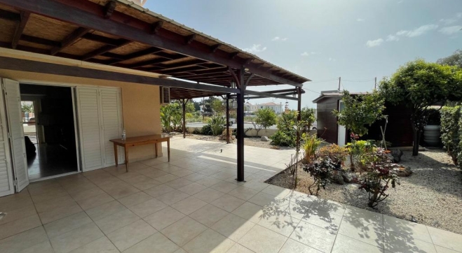 2 bed house with sea view for rent in Pervolia.