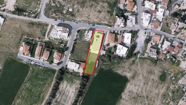Large plot for sale in Dromolaxia.
