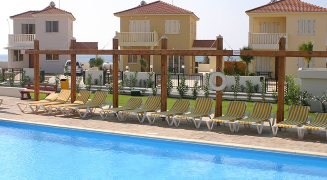 2 Bedrooms ground floor apartment close to the beach of Pervolia.
