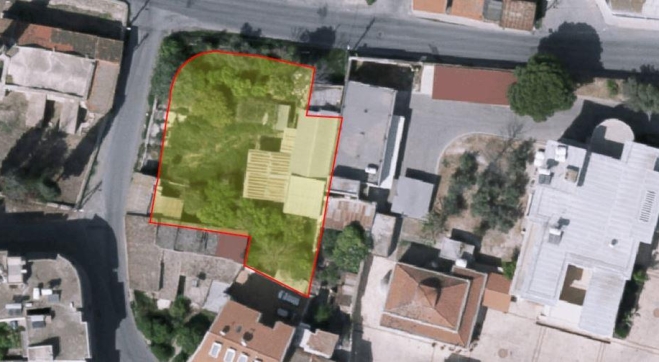 Corner plot of land in the centre for sale in Sotiros area