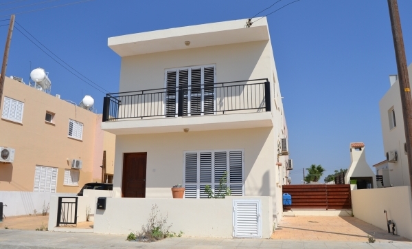 Semi-Detached house for rent in Pervolia Larnaca