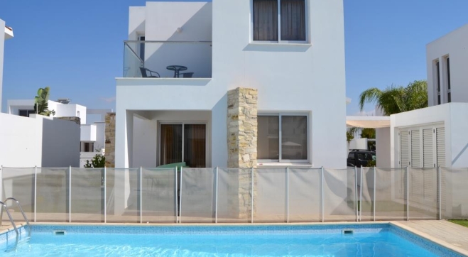 Detached 2 bed house for rent in Pervolia coastal area.