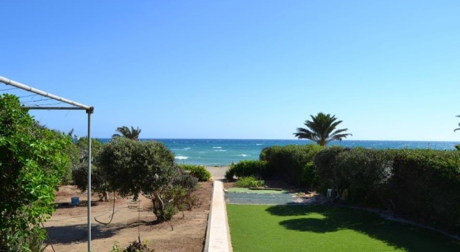 Beach-front Bungalow for sale in Pervolia.