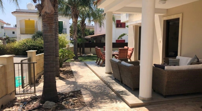 3 bed detached villa for sale in Pervolia close to the beach.