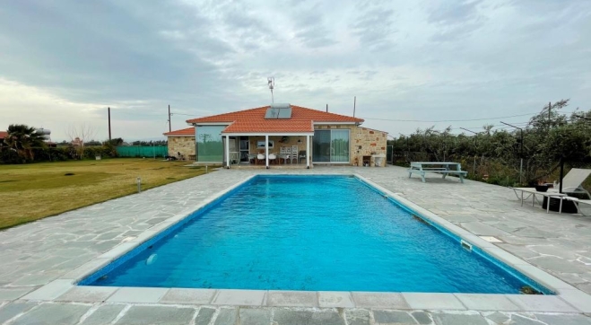 3 Bed bungalow for sale in a huge land in Pervolia.  