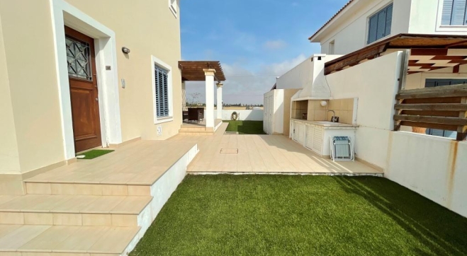 Detached 2 bed house for rent close to the beach in Pervolia.