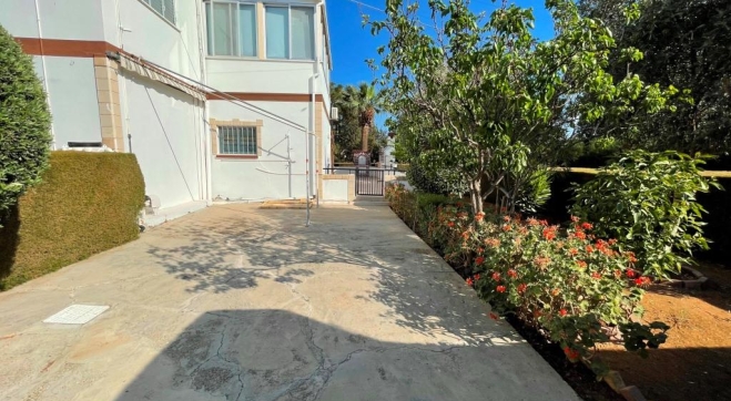 Ground floor flat with large garden for sale in Dhekelia road.