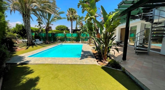 3 bed 3 bath villa with pool and roof garden sea views in Pervolia for rent.