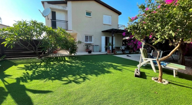 4 bed beach house with large garden for sale in Pervolia.