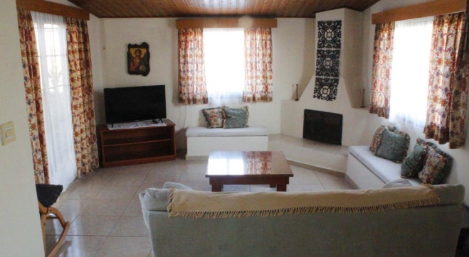 Large 3 bed upper floor house for rent in Larnaca.
