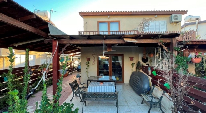 Beautiful 2 bed beach house for sale in Pervolia village.