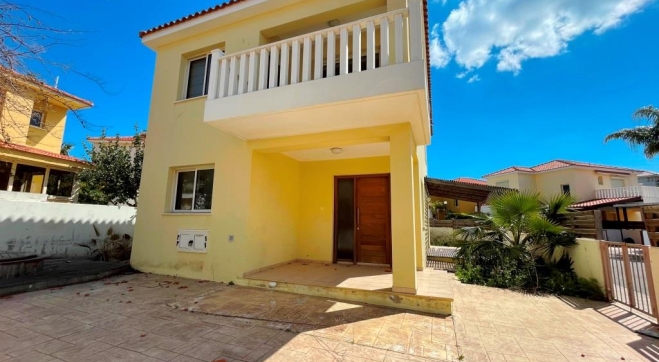 Detached 3 bed villa for sale walking distance from Pervolia beach.