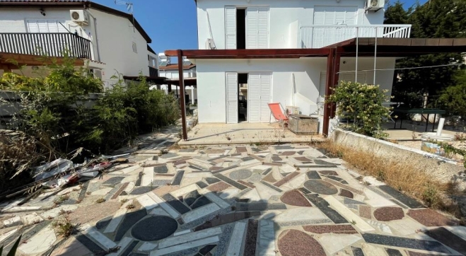 2 bedroom house with garden for rent close to the beach in Pervolia.