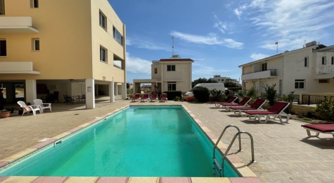 Two bed flat for sale with common pool in Pervolia.