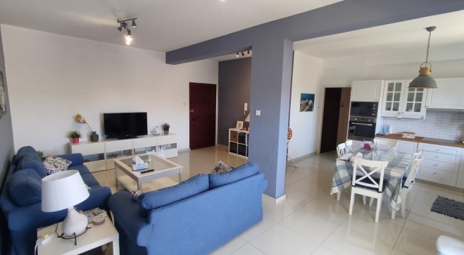 Large 3 bedroom apartment for rent in Drosia.