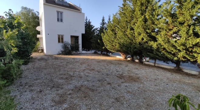 Two bed detached house with large garden for sale in Pascal area.