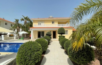 CV2181, Large 4 bed villa with pool for sale close to the beach in Pervolia.