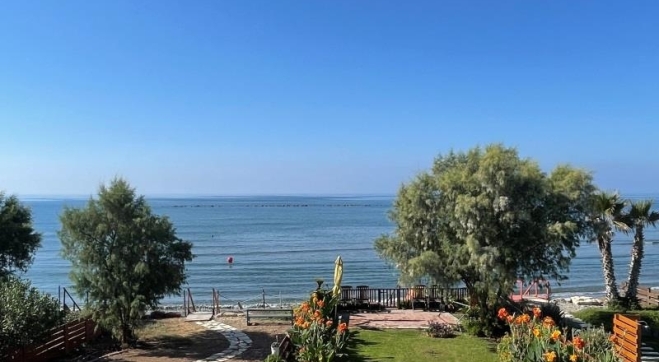 Two bedroom sea front apartment for rent in Pervolia