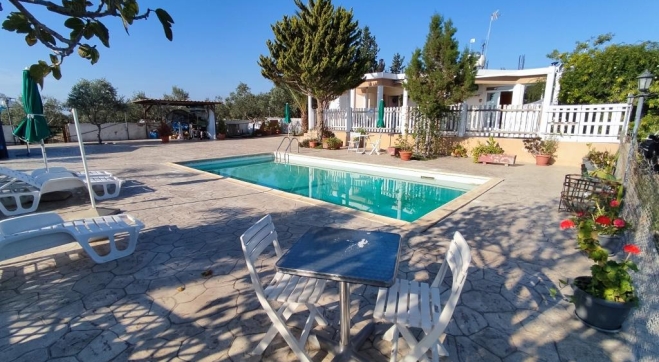 5 bedroom agricultural bungalow with pool for sale in Tersefanou.