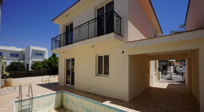 Detached 4 bed corner house with pool for sale in Alethriko.