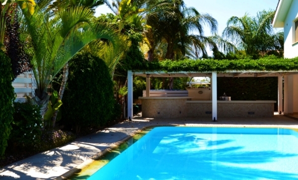 Detached luxury villa for sale in Pervolia Faros beach area