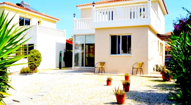 Three bed villa for sale in Pervolia near the beach