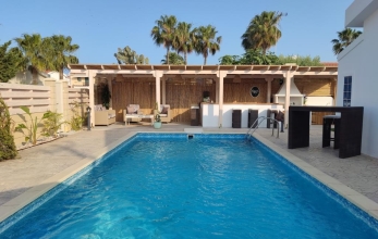 CV2503, Luxury 3 bed beach bungalow with pool and garden for rent in Meneou.