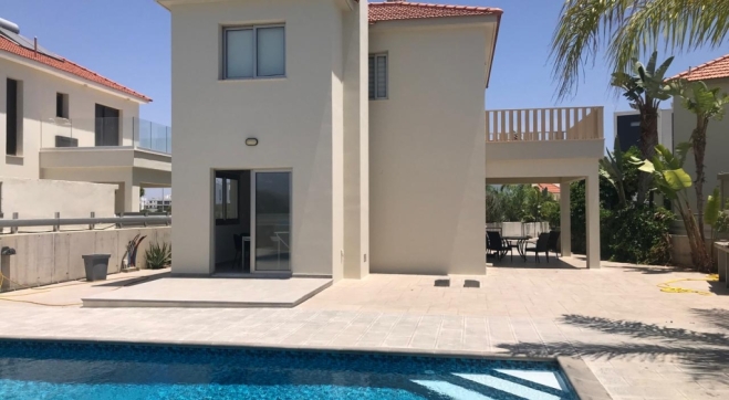 3 bed detached villa for rent near the beach