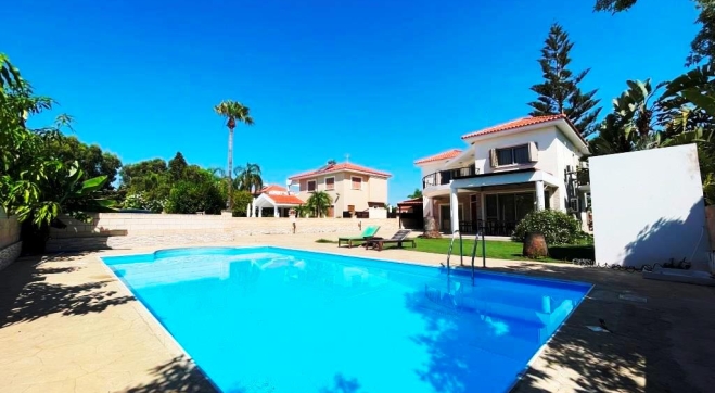 3 bed house with large garden and pool near the beach in Meneou