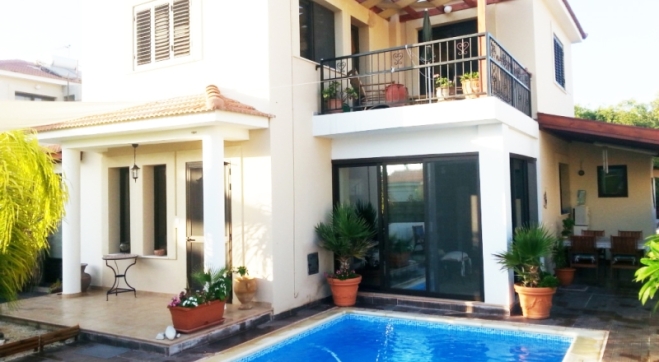 Three bed villa with pool for rent in Pervolia