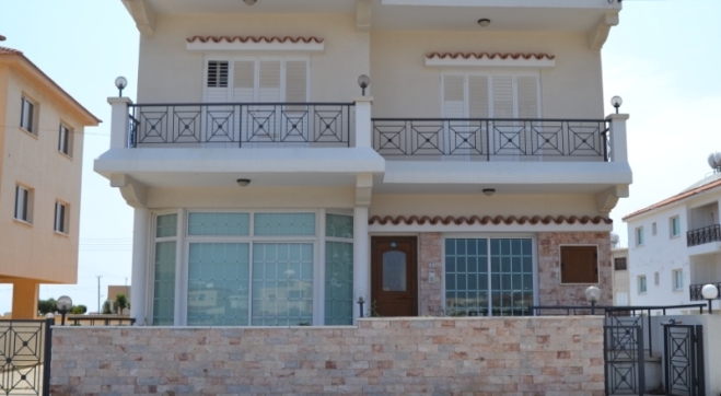 Large four bed house for rent in Pervolia