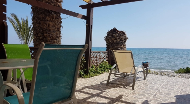 Beach house for rent in FRONT OF SEA in Pervolia