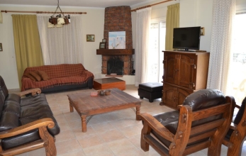 Three bedroom detached house is available for rent in Pervolia close to the beach!