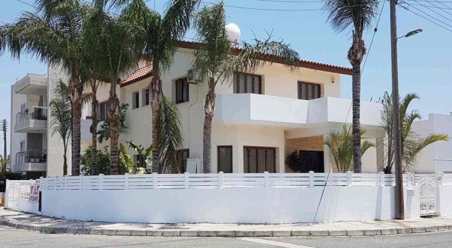 Large modern house for sale in Vergina, Lanaca