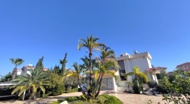 Four bed detached beach villa