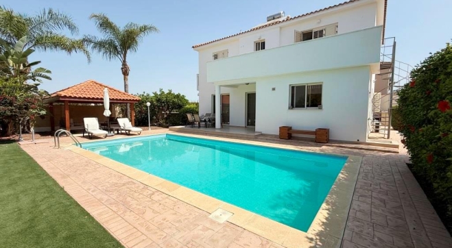 Detached four bedroom villa for sale in Pervolia Larnaca