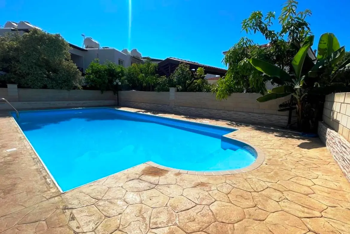 3 bed house with large garden and pool near the beach in Meneou (1) 3 bed house with large garden and pool near the beach in Meneou