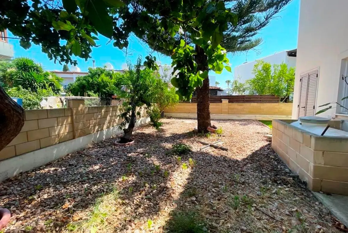 3 bed house with large garden and pool near the beach in Meneou (11)