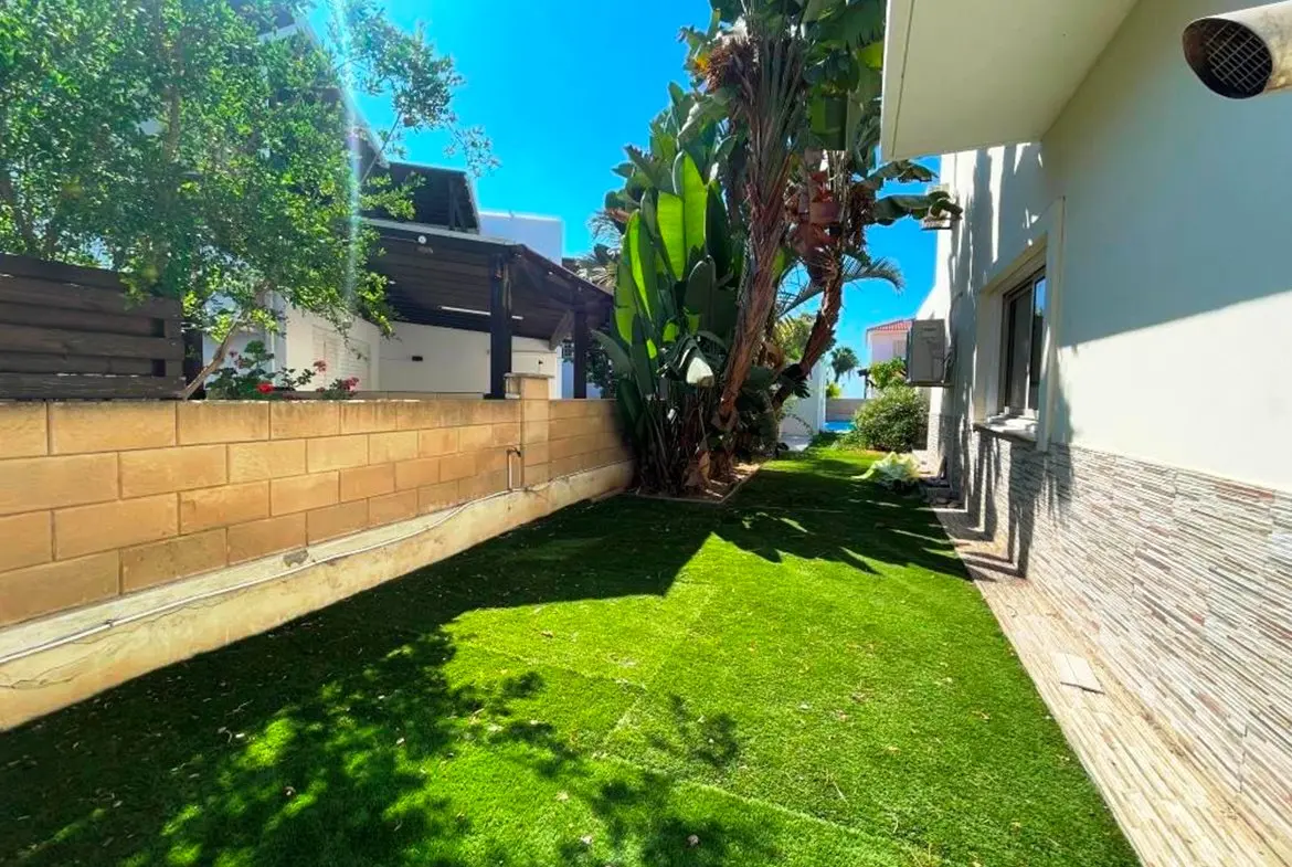 3 bed house with large garden and pool near the beach in Meneou (12) 3 bed house with large garden and pool near the beach in Meneou