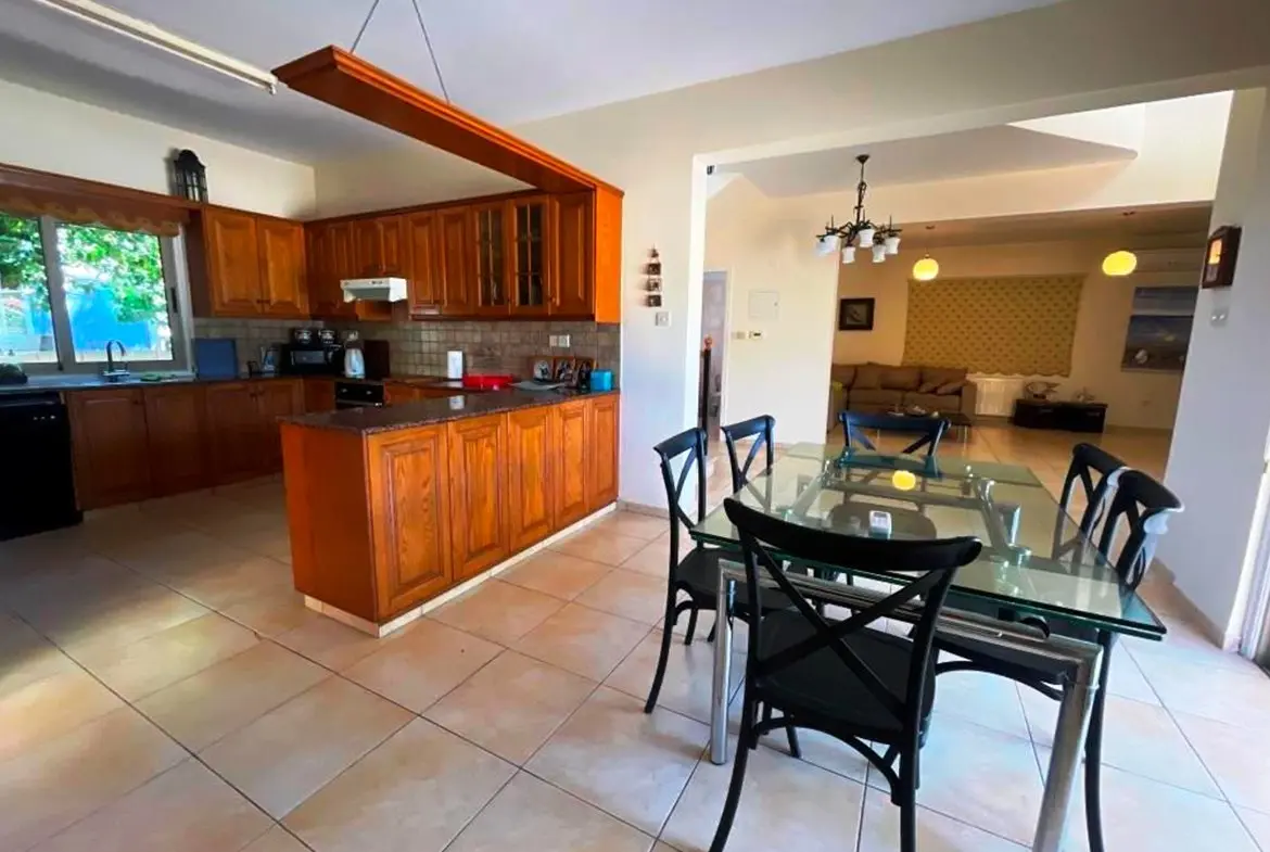 3 bed house with large garden and pool near the beach in Meneou (14) 3 bed house with large garden and pool near the beach in Meneou