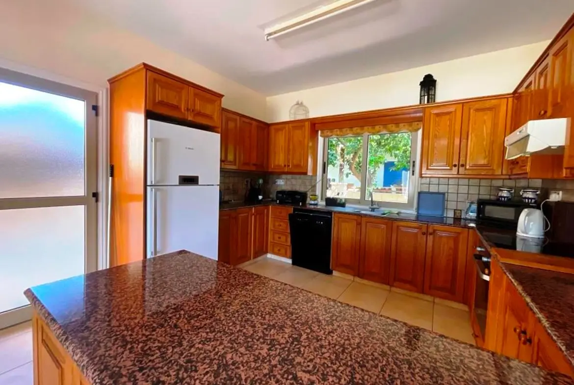 3 bed house with large garden and pool near the beach in Meneou (15) 3 bed house with large garden and pool near the beach in Meneou