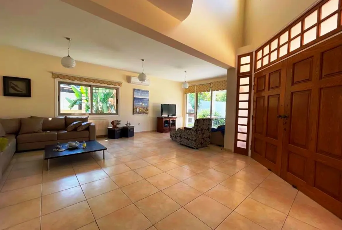 3 bed house with large garden and pool near the beach in Meneou (16)