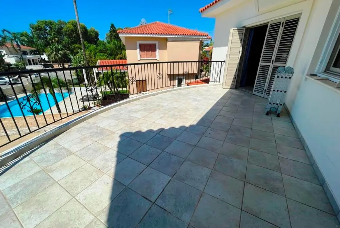 3 bed house with large garden and pool near the beach in Meneou (23)