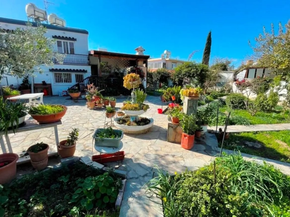 4 bed bungalow for sale in Dromolaxia