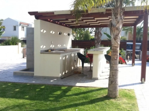 Detached three bed house for sale with private pool