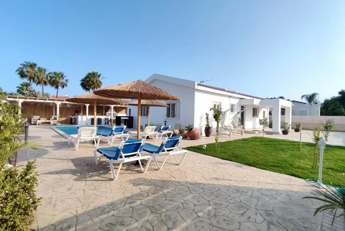 Elegant three bedroom bungalow (14) beachfront house for sale Meneou